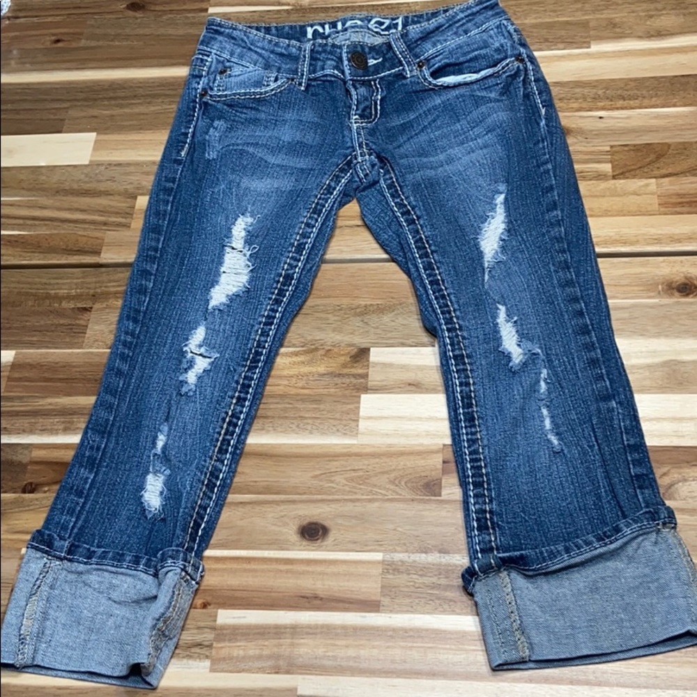 Distressed capris jeans